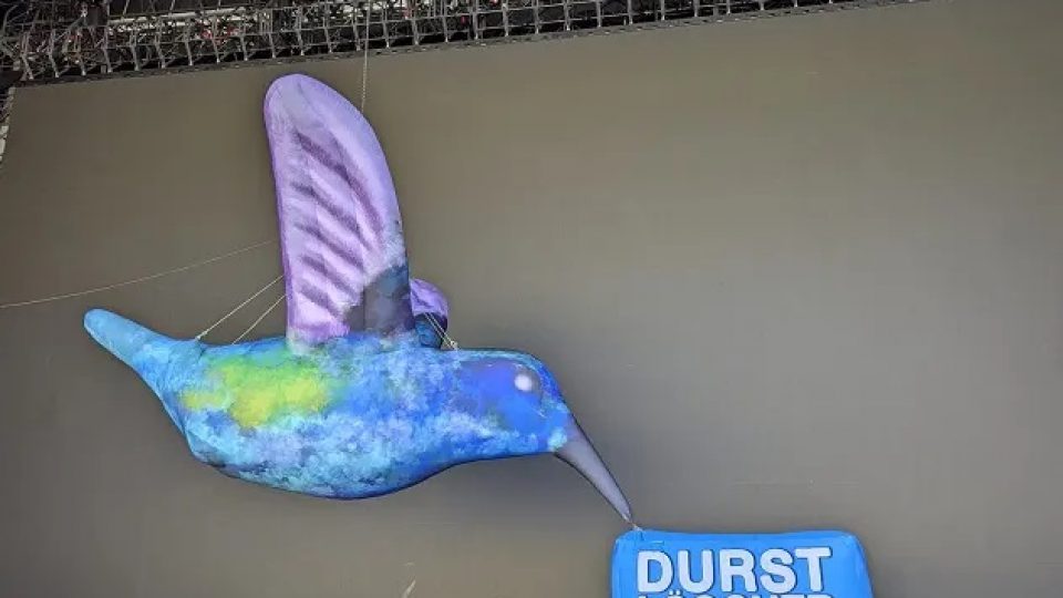 inflatable-hummingbird