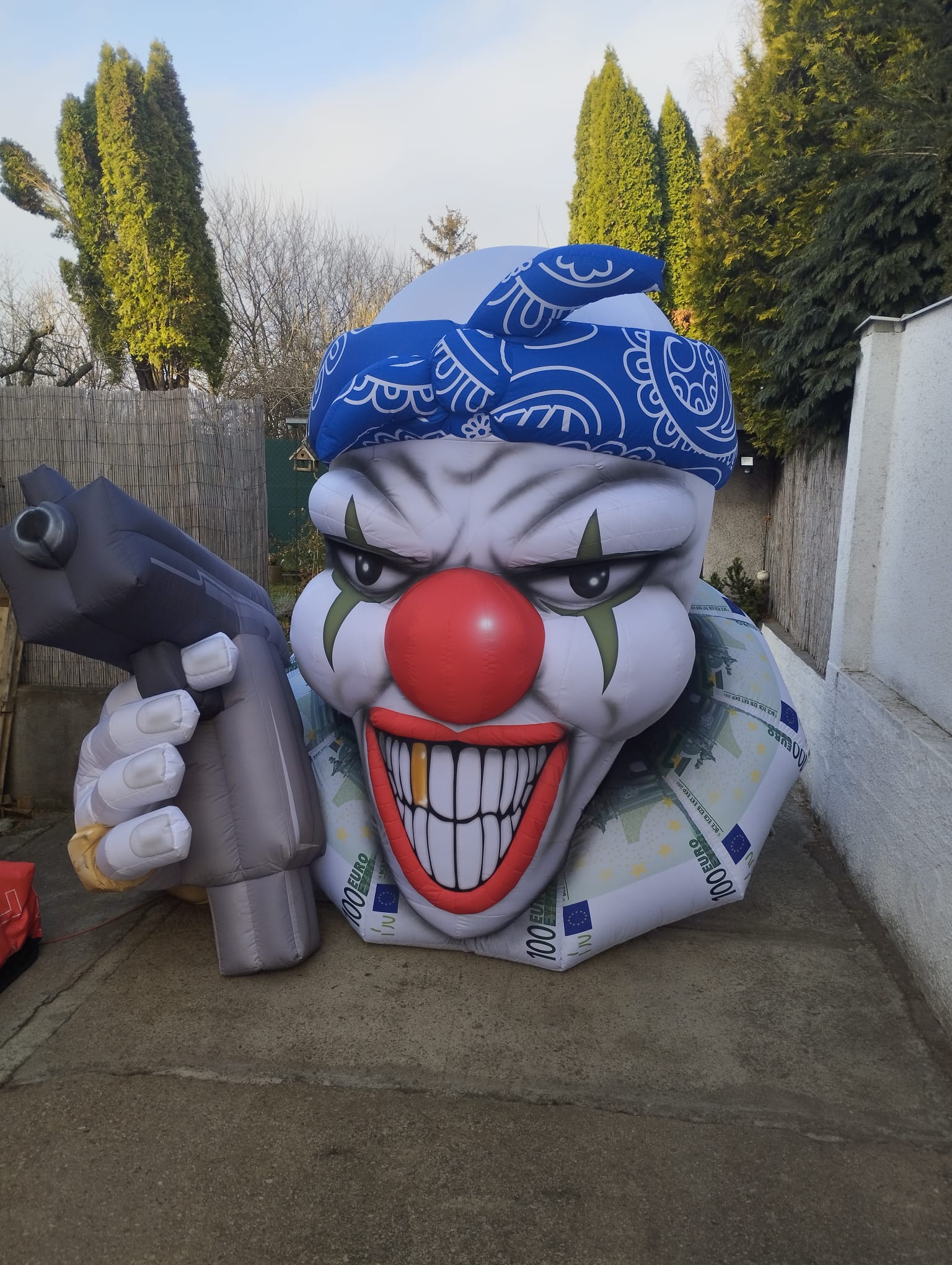 Inflatable clown with a red cap and money for Bonez MC