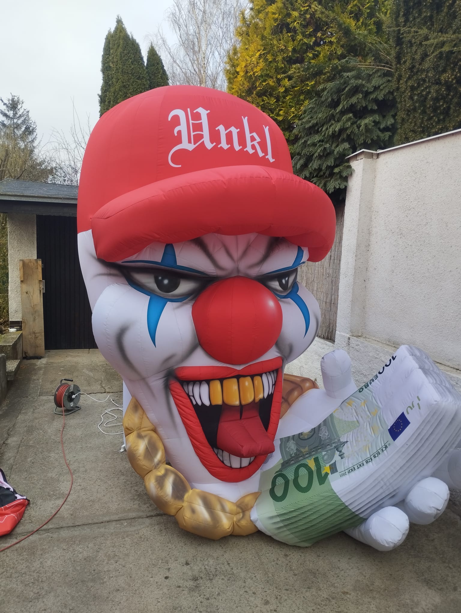 Inflatable clown with a blue bandana and a gun for Bonez MC