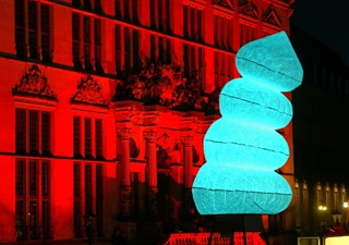 Kunstobjekt mit individueller farbiger Beleuchtung Outdoor