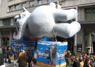 Inflatable cinema figure Hortan hört ein Hu!
