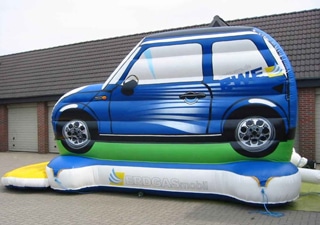 Individuell gestaltete Hüpfburg im Auto Design